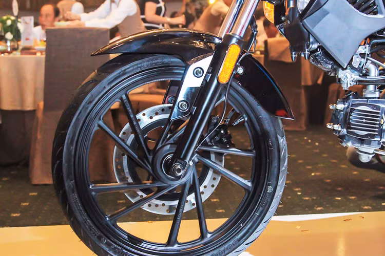 Xe được trang bị bộ vành la-zăng 17 inch, 5 chấu kép cho cả bánh trước và sau cùng với lốp không săm. Kết hợp cùng với đó là phanh đĩa 276mm và phuộc ống lồng phía trước. Phía sau là phanh dạng tang trống.