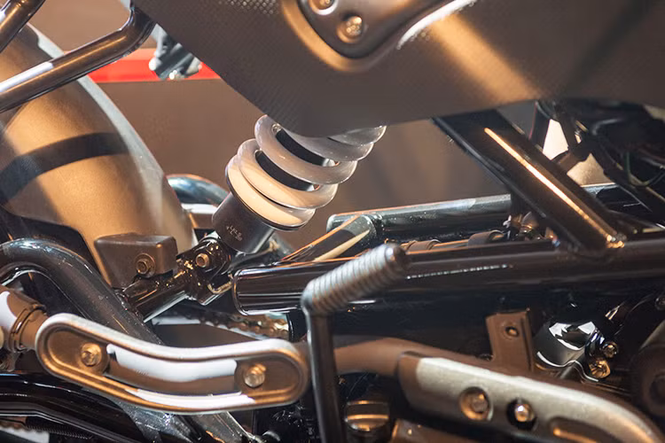 K-Pipe 50 cũng được trang bị phuộc Monoshock thể thao phía sau. Gắp sau của xe là kết cấu ống thép cùng nhiều chi tiết thiết kế gọn, đơn giản.