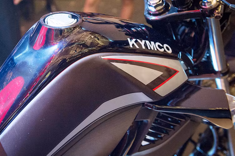 Bình xăng cũng thiết kế thon gọn hài hòa với tổng thể thân xe có dung tích 4,5 lít. Xe sở hữu tay lái rộng giúp người mới sử dụng khá dễ dàng làm quen, cụm công tắc trái - phải được thiết kế các nút bấm đơn giản giống như nhiều dòng xe máy hiện nay.