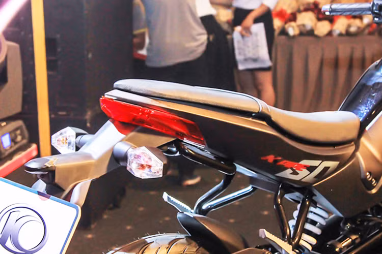 Cụm đèn hậu lớn cho ánh sáng tốt, cùng với xi nhan tách rời. Pad biển số nằm phía dưới của dè sau - ngoài ra, xe cũng được trang bị tay dắt 2 bên bằng ống thép được gắn trực tiếp trên sườn của xe tiện cho việc sử dụng.