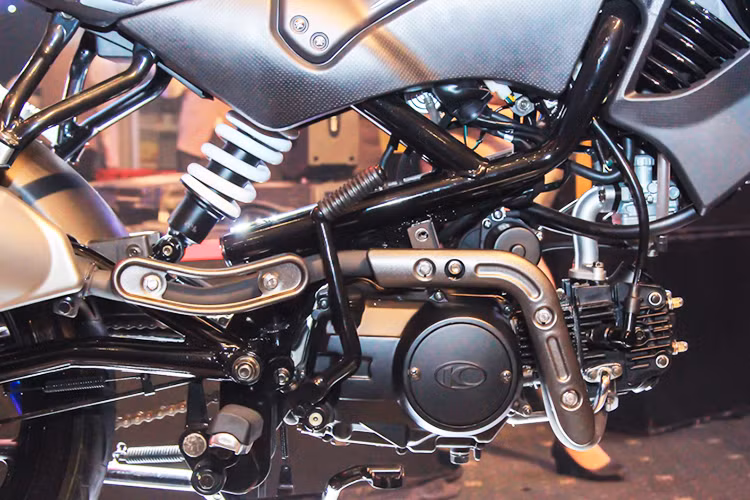 Hãng xe máy Kymco trang bị cho dòng xe này khối động cơ 4 thì, xi lanh đơn. Dung tích của xe là 50 phân khối, cho công suất 2,4 mã lực tại vòng tua 7.500 vòng/phút. Hệ thống làm mát bằng không khí tự nhiên, đi kèm hộp số 4 cấp cùng cần đạp khởi động.