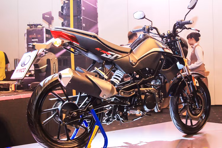 Phiên bản K-Pipe 50 mới không có gì thay đổi so với đàn anh tiền nhiệm của mình là K-Pipe 125 về ngoại hình. Tuy nhiên, 2 phân khúc với 2 đối tượng khác hàng khác nhau. K-Pipe 50 nhắm tới đối tượng nam sinh muốn thể hiện cá tính mạnh mẽ của mình những vẫn đủ dùng cho những chuyến đi dã ngoại hay phượt quãng ngắn...