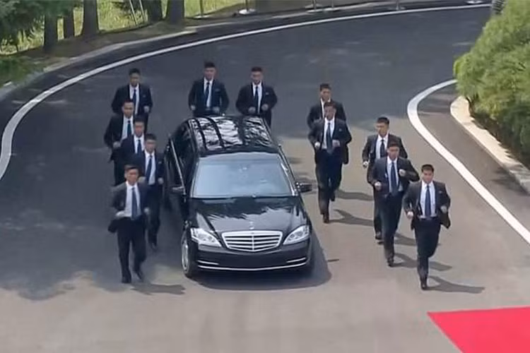Một trong những hình ảnh gây chú ý tại hội nghị thượng đỉnh diễn ra ở Khu phi quân sự liên Triều là 12 vệ sĩ chạy bộ xung quanh hộ tống chiếc xe bọc thép chở nhà lãnh đạo Triều Tiên Kim Jong-un. Chiếc limousine bọc thép màu đen không đeo biển số này là mẫu siêu xe sang chống đạn Mercedes-Benz S600 Pullman Guard.