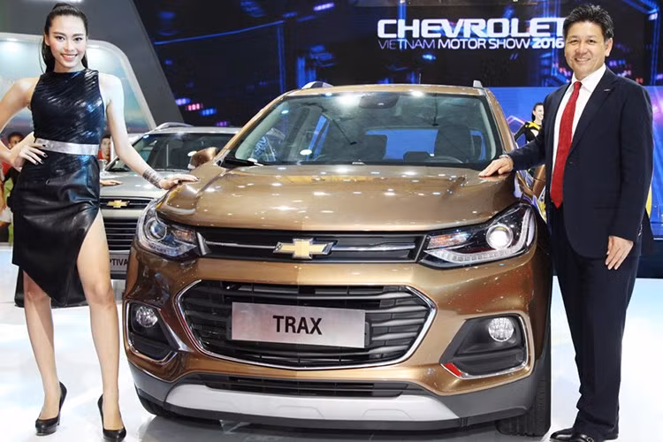 Mẫu Crossover 5 chỗ hạng nhỏ Chevrolet Trax mới được nhập khẩu nguyên chiếc từ Hàn Quốc hiện có giá niêm yết từ 679 triệu đồng. Xe sử dụng động cơ dung tích nhỏ gọn 1.4L có Turbo, hộp số tự động 6 cấp cùng với thiết kế ngoại hình khỏe khoắn đậm chất Mỹ.