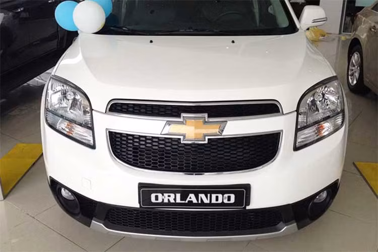 Riêng Orlando LT vẫn giữ nguyên giá 639 triệu đồng như trước đây. Xe được trang bị động cơ DOHC, 16 van, 4 xi-lanh, dung tích 1,8 lít kết hợp với hộp số tự động 6 cấp. Động cơ sản sinh công suất tối đa 104 mã lực tại 6.200v/ph và mô-men xoắn cực đại 176Nm tại 3.800v/ph.