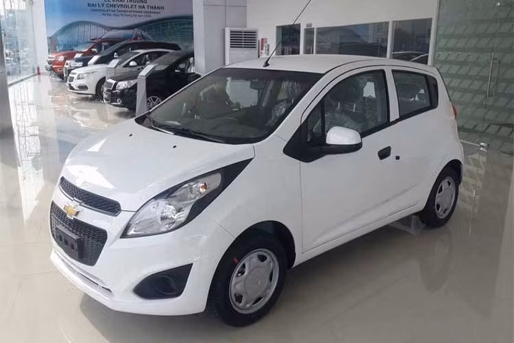 Đặc biệt trong tháng này, dòng xe gia đình cỡ nhỏ Spark cũng không nằm ngoài chương trình ưu đãi về giá của Chevrolet. Spark Duo (Spark Van) 2 chỗ được nhập khẩu từ Hàn Quốc, xe sử dụng động cơ dung tích nhỏ gọn 1.4L có Turbo, hộp số tự động 6 cấp cùng với thiết kế tiện dụng. 