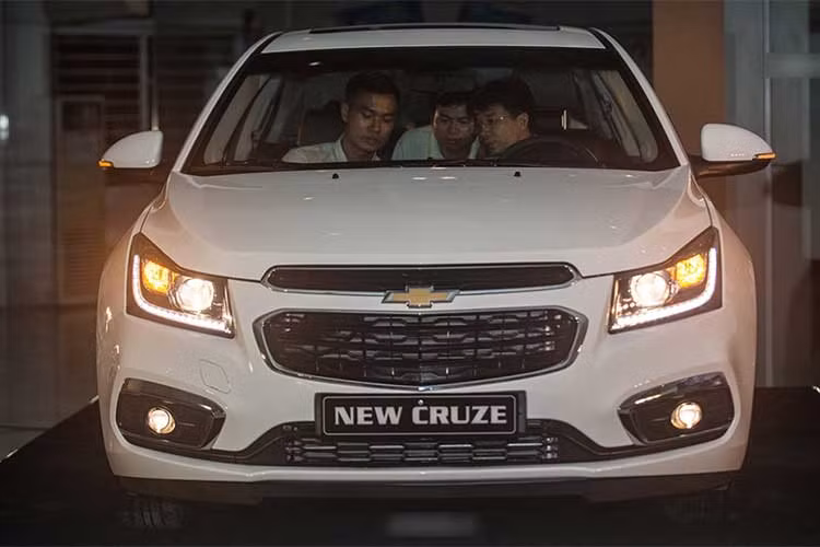 Mẫu xe được giảm nhiều nhất trong tháng 1/2018 của thương hiệu ôtô Mỹ tại Việt Nam là Chevrolet Cruze. Phiên bản cao cấp LTZ được giảm 80 triệu, tức là chỉ còn 619 triệu đồng. Phiên bản LT giảm 70 triệu đồng, còn 519 triệu đồng, ngang với Kia Cerato 1.6 MT. Hyundai Elantra 1.6 MT có giá cao hơn khoảng 30 triệu đồng.
