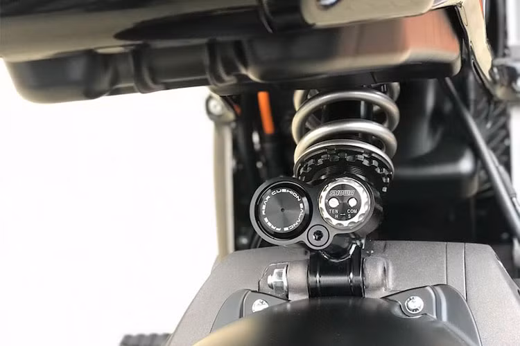 Những trang hiện đại của xe hoàn toàn nằm ngang tầm với những chiếc môtô thể thao phân khối lớn hiện nay, nhưng nó lại khác biệt hoàn toàn so với một Harley-Davidson truyền thống đang bán ra thị trường hiện nay.