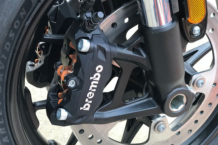 Tuy nhiên theo thông số kỹ thuật thì cặp phanh trước sẽ hoạt động “quá mức phân khích” so với một mẫu môtô sử dụng động cơ xăng bình thưởng trên thị tuòng bởi chúng còn có chức năng phanh để hồi năng lượng như những mẫu xe sử dụng pin nhiên liệu điện khác hiện nay.