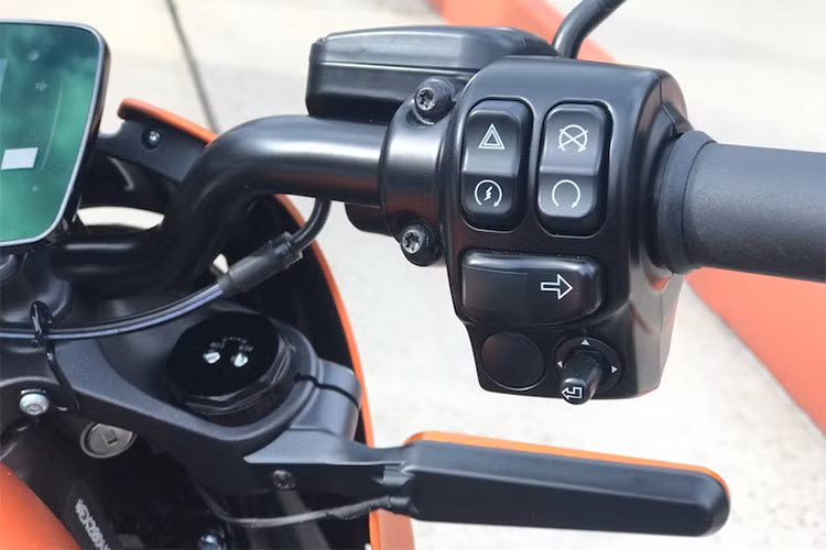 Bên cạnh đó, các chi tiết truyền thống trên thiết kế cùm công tắc cũng được giữ lại ví dụ như công tắc xi-nhan nằm tách biệt từng bên trái phải.