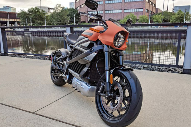 Hãng xe môtô Harley-Davidson đình đám Mỹ lần đầu “nhá hàng” mẫu môtô điện mang tên LiveWire vào năm 2014. Trải qua 4 năm phát triển, cho tới ngày nay mẫu siêu môtô điện Harley-Davidson LiveWire đã gần như sẵn sàng cho việc phân phối chính thức ra thị trường.