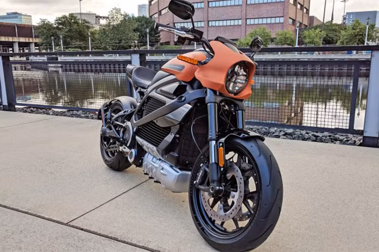 Hãng xe môtô Harley-Davidson đình đám Mỹ lần đầu “nhá hàng” mẫu môtô điện mang tên LiveWire vào năm 2014. Trải qua 4 năm phát triển, cho tới ngày nay mẫu siêu môtô điện Harley-Davidson LiveWire đã gần như sẵn sàng cho việc phân phối chính thức ra thị trường.