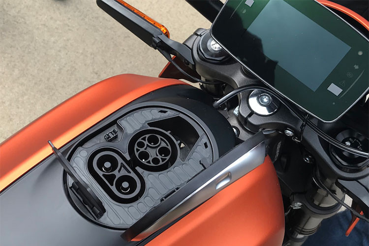 Cổng cắm cáp sạc của Harley-Davidson LiveWire nằm dưới chi tiết nắp “bình xăng” giả. Cổng đầu tiên kết nối với cáp được giấu dưới yên xe và cổng còn lại là để cho cáp hỗ trợ sạc nhanh DC fast charger. Tuy nhiên cáp sạc nhanh dường như sẽ được Harley-Davidson phân phối thêm dưới dạng option trả phí.