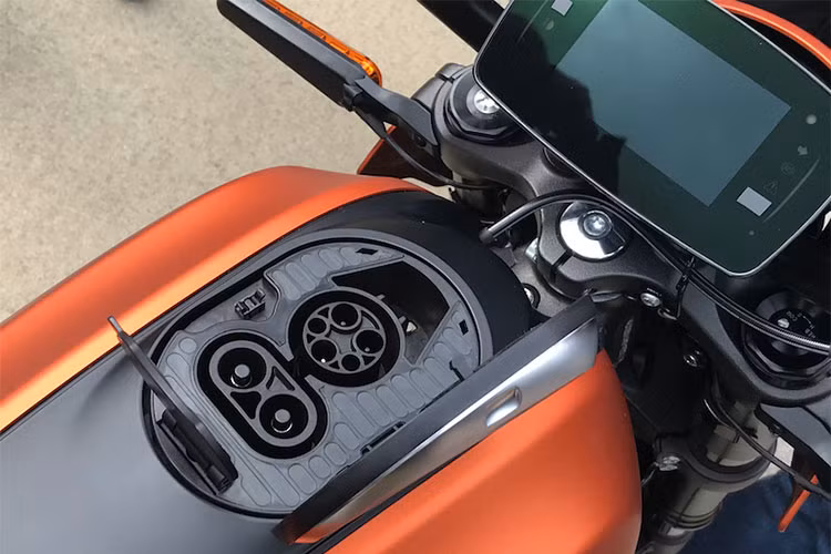Cổng cắm cáp sạc của Harley-Davidson LiveWire nằm dưới chi tiết nắp “bình xăng” giả. Cổng đầu tiên kết nối với cáp được giấu dưới yên xe và cổng còn lại là để cho cáp hỗ trợ sạc nhanh DC fast charger. Tuy nhiên cáp sạc nhanh dường như sẽ được Harley-Davidson phân phối thêm dưới dạng option trả phí.