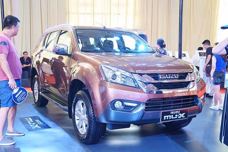 Isuzu mu-X phiên bản nâng cấp mới vừa ra mắt ngày (15/9/2018) với giá khởi điểm thấp kỷ lục trong phân khúc, chỉ từ 820 triệu đồng. Tuy nhiên, những nâng cấp cùng giá bán hấp dẫn cũng không giúp Isuzu mu-X thoát khỏi danh sách những mẫu xe ế nhất Việt Nam. Trong tháng 3/2019, chỉ có 25 chiếc Isuzu mu-X đến tay khách hàng.