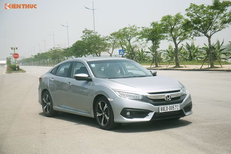 Không chỉ Accord, Honda Civic cũng là cái tên đáng chú ý khi tổng kết cả tháng không có chiếc xe nào rời khỏi đại lý (Trong tháng 2/2019, mẫu xe này cũng chỉ bán được 2 chiếc). Trên thị trường, Civic hiện phải cạnh tranh với Mazda3 ở phân khúc xe hạng C. Mới đây, Honda Việt Nam cũng vừa ra mắt Civic 2019 với hi vọng doanh số sẽ khả quan hơn.