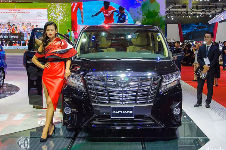 Cái tên tiếp theo lọt vào danh sách những mẫu xe bán chậm nhất trong tháng là Toyota Alphard. Kết thúc tháng 3/2019, doanh số của MPV hạng sang Alphard chỉ đạt 3 chiếc. Phiên bản mới được Toyota Việt Nam công bố giá từ hồi tháng 10/2018, tuy nhiên đến tận tháng 1/2019 mẫu xe này mới chính thức về nước. Giá niêm yết 4,038 tỷ đồng, cao hơn so với phiên bản trước khoảng 500 triệu đồng.