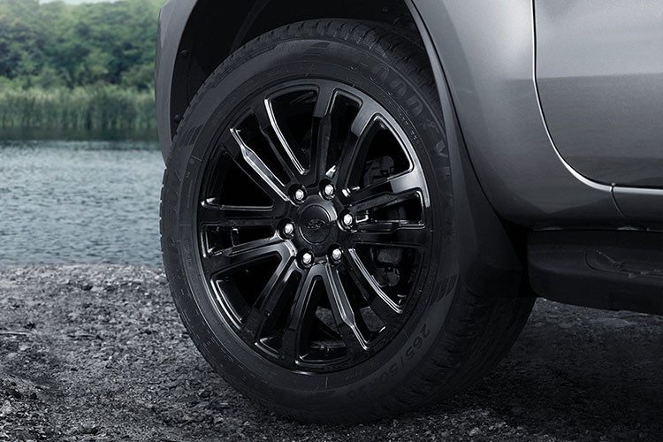 Ford Everest Sport được trang bị động cơ Diesel 2.0L Single Turbocho công suất cực đại đạt tới 180PS và mô-men xoắn 420Nm. Kết hợp với đó là hộp số tự động 10 cấp giúp tăng cường khả năng tiết kiệm nhiên liệu, tăng tốc tốt hơn,giảm thiểu tiếng ồn động cơ, đồng thời đưa đến khả năng chuyển số nhanh và chính xác.