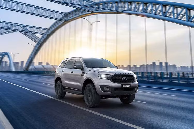 Xe sở hữu 05 lựa chọn màu sắc bao gồm: Trắng, Đen, Xám Meteor, Bạc, Xanh Thiên Thanh. Dự kiến sản phẩm sẽ được giao đến tay khách hàng Việt Nam kể từ ngày 08/3/2021, giá xe Ford Everest Sport 2021 bán ra tại Việt Nam là 1.112.000.000 đồng (đã bao gồm VAT).