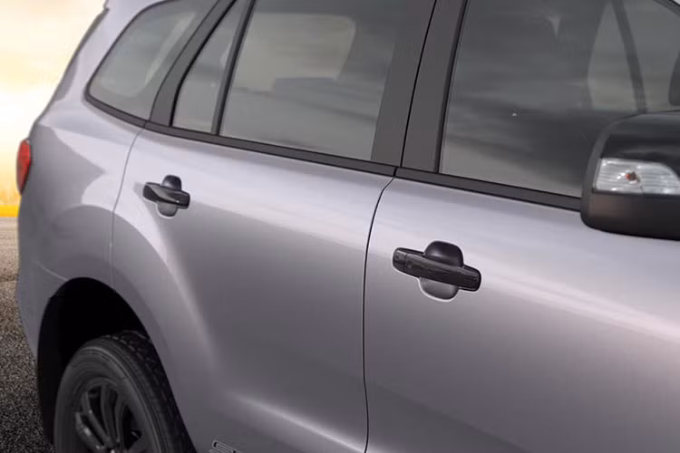 Hệ thống giải trí của Ford Everest Sport với trung tâm là màn hình LCD cảm ứng 8” có tích hợp camera lùi, có khả năng hiển thị góc đánh lái và cảnh báo va chạm...