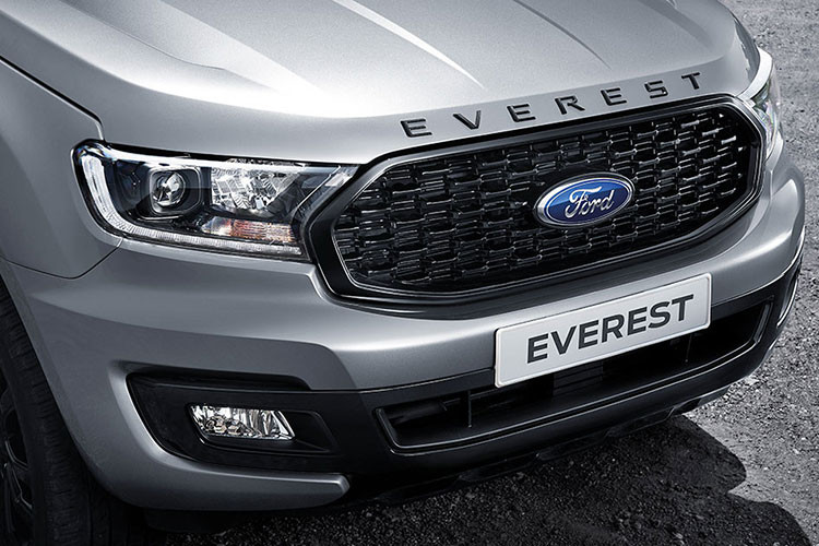 Mẫu xe SUV Ford Everest Sport tại Việt Nam được trang bị vành hợp kim sơn đen bóng 20 inch, cùng kích thước với phiên bản cao cấp Titanium.