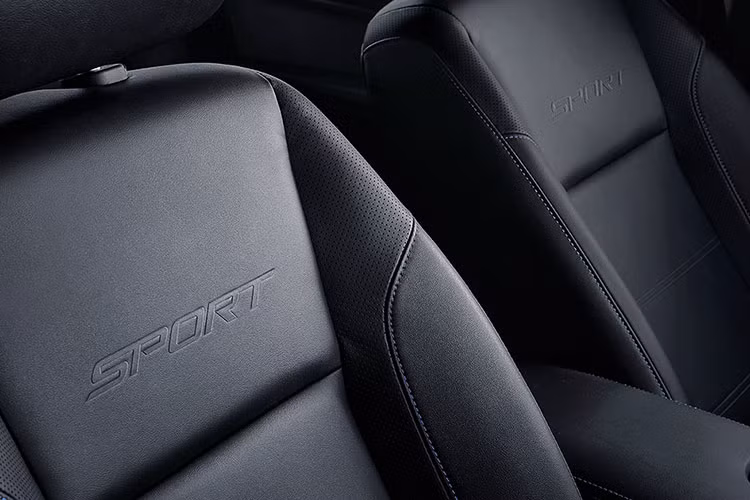 Hàng ghế phía trước cũng có thêm chữ “Sport” được dập ở phần tựa lưng, khẳng định phong cách thiết kế thể thao riêng biệt trên Everest Sport, đồng thời tăng sự phấn khích cho người ngồi trong xe.