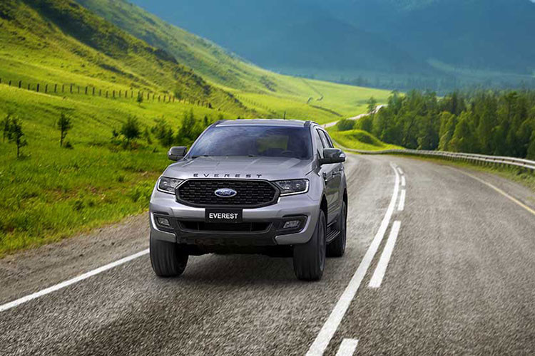 Đúng như tên gọi, phiên bản Ford Everest Sport 2021 mới tại Việt Nam được bổ sung các yếu tố thiết kế nội/ ngoạithất theo phong cách thể thao. Nhìn từ phía trước, dễ dàng nhận diện phiên bản này với mặt ca lăng dạng lưới tổ ongvà dòng chữ Everest trên nắp capo được sơn đen bóng.