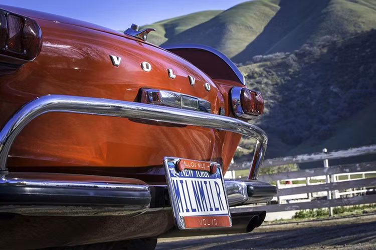 Chiếc Volvo P1800 hàng hiếm này nắm giữ kỷ lục giờ đây thuộc sở hữu của Volvo và vẫn đường lái thường xuyên. Nhằm giúp mọi người hiểu hơn về chiếc xe cổ điển và chủ nhân trước đây của nó, kênh YouTube “Hagerty” đã thực hiện video thú vị dưới đây.