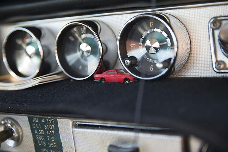 Đối với những người chưa biết, chiếc P1800 huyền thoại của Gordon vẫn còn nguyên vẹn động cơ ban đầu, với chỉ có hai lần tái tạo động cơ và hai lần sơn lại kể từ khi xuất xưởng vào những năm 1960. Vào thời điểm đó, giá xe Volvo P1800 1966 là 4.150 USD.