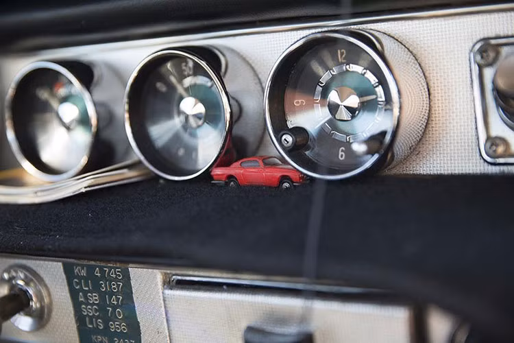 Đối với những người chưa biết, chiếc P1800 huyền thoại của Gordon vẫn còn nguyên vẹn động cơ ban đầu, với chỉ có hai lần tái tạo động cơ và hai lần sơn lại kể từ khi xuất xưởng vào những năm 1960. Vào thời điểm đó, giá xe Volvo P1800 1966 là 4.150 USD.