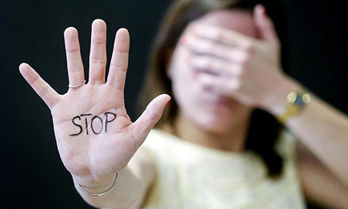 Bị bắt vì "hôn nựng" 2 bé gái, 1 bé trai Bi bat vi