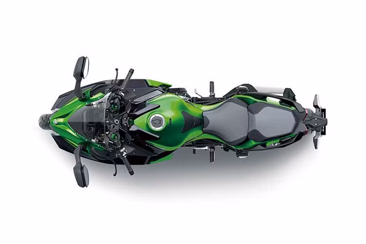 Về cơ bản, thiết kế của Kawasaki Ninja H2 SX 2018 khá tương đồng với phiên bản Ninja H2 trước đó. Tuy nhiên, với một vài thay đổi tay lái cao hơn, dàn để chân thấp hơn cùng phần đuôi hoàn toàn mới khiến nó trở nên mắt mắt, mạnh mẽ và đặc biệt là phù hợp với dáng xe sport-touring.