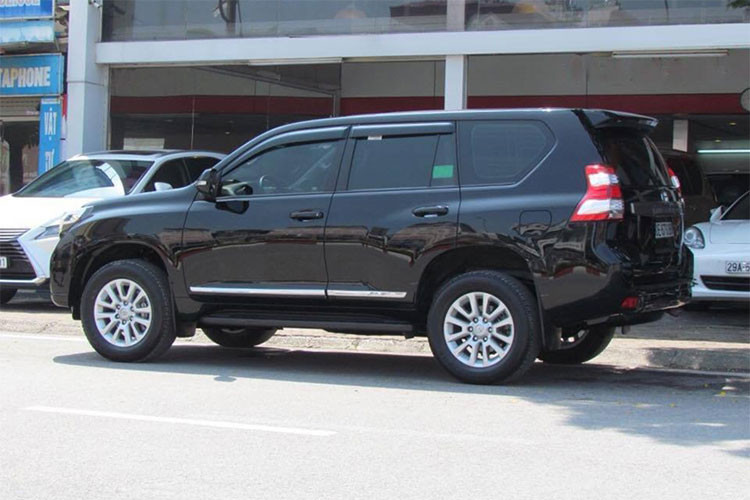 Kích thước tổng thể của mẫu SUV 7 chỗ cỡ lớn của Toyota khá gọn gàng, chỉ nhỉn hơn mẫu Fortuner một chút với thông số dài x rộng x cao lần lượt 4.780 x 1.885 x 1.845 mm. So với phiên bản đời cũ hơn, Toyota Land Cruiser Prado TXL 2016 chỉ được thay đổi một số chi tiết ngoại thất.