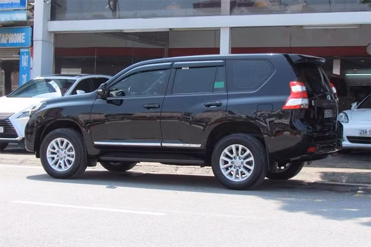 Kích thước tổng thể của mẫu SUV 7 chỗ cỡ lớn của Toyota khá gọn gàng, chỉ nhỉn hơn mẫu Fortuner một chút với thông số dài x rộng x cao lần lượt 4.780 x 1.885 x 1.845 mm. So với phiên bản đời cũ hơn, Toyota Land Cruiser Prado TXL 2016 chỉ được thay đổi một số chi tiết ngoại thất.