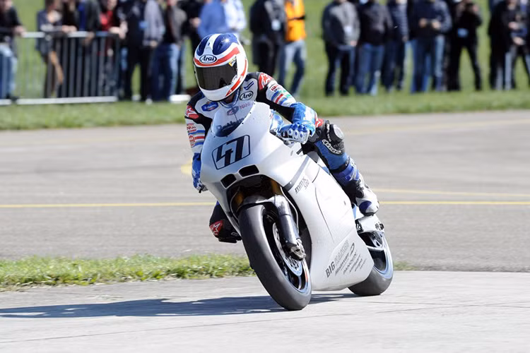 Phần khung sườn của Suter MMX 500 được làm từ nhôm nguyên khối với công nghệ CNC và sử dụng gắp sau kép. Các mảng ốp xung quanh thân xe và bình xăng đa số sử dụng chất liệu sợi các-bon.