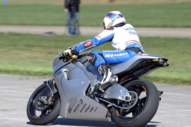 Suter MMX 500 sẽ “thở” thông qua 4 ống pô của Akrapovic với bầu cộng hưởng được làm từ titanium. Xe được trang bị hộ số 6 cấp SRT và ly hợp khô SuterCluch.