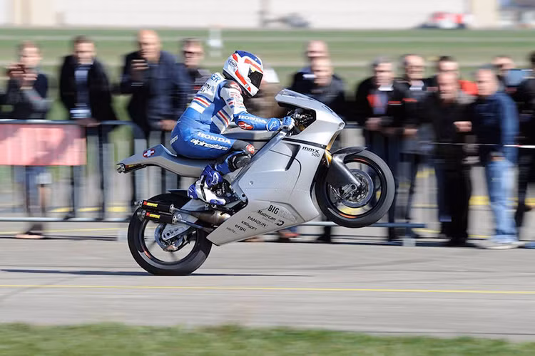 Phiên bản sơn màu xám cùng tem đen càng cho thấy sự “nhẹ nhàng” trong thiết kế, mặc dù đây thực sự là một “con quái vật” khi nó có thể đạt tốc độ tối đa hơn 310 km/h.