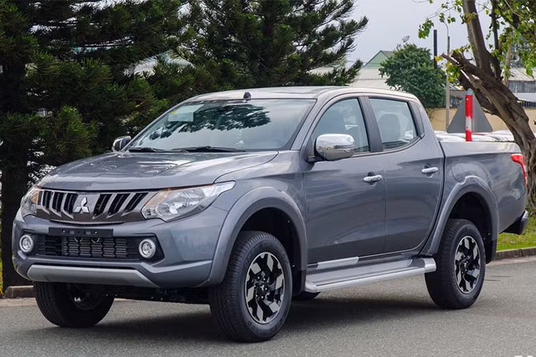 Sau những thị trường như Thái Lan và Malaysia, mẫu xe Mitsubishi Triton 2018 đã chính thức cập bến Việt Nam theo con đường nhập khẩu nguyên chiếc. Đáng chú ý không chỉ phiên bản thấp nhất Triton 4x2 MT hiện có giá bán rẻ nhất, mà phiên bản 4x4 AT MIVEC cũng có mức giá tốt nhất trong phân khúc bản tải cao cấp hiện nay tại thị trường Việt Nam.