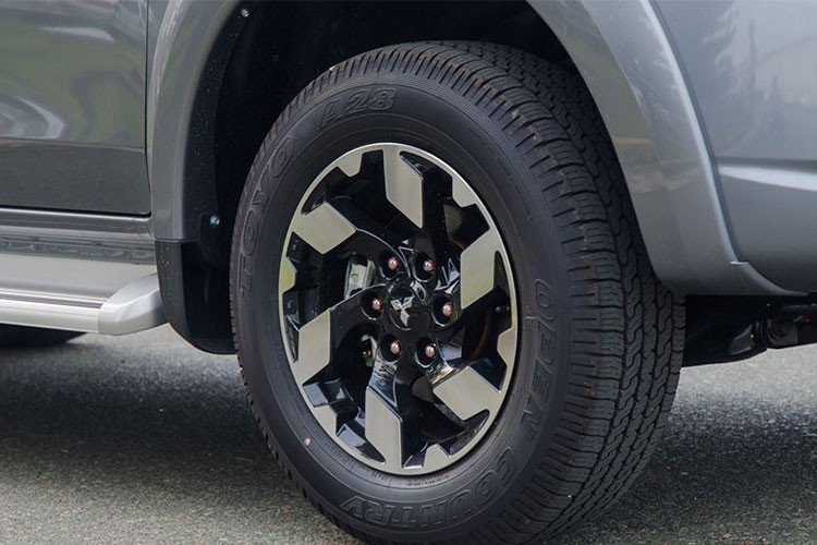 Trên phiên bản mới này, bộ mâm kích cỡ 17 inch 6 chấu đơn với hoa văn kiểu răng cưa rất mạnh mẽ và cá tính. Để tăng tính thể thao, trên phiên bản Triton 2018 cao cấp - hãng xe Mitsubishi cũng đã sử dụng tông màu đen và da cam để trang trí quanh xe cùng mâm xe được sơn màu đen.