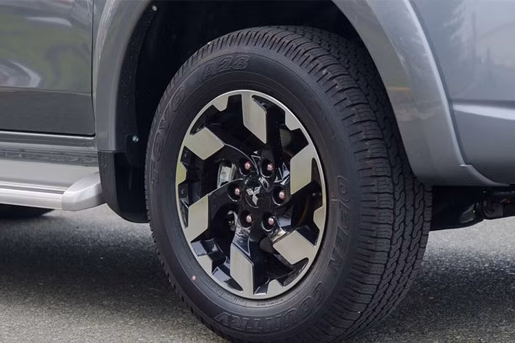 Trên phiên bản mới này, bộ mâm kích cỡ 17 inch 6 chấu đơn với hoa văn kiểu răng cưa rất mạnh mẽ và cá tính. Để tăng tính thể thao, trên phiên bản Triton 2018 cao cấp - hãng xe Mitsubishi cũng đã sử dụng tông màu đen và da cam để trang trí quanh xe cùng mâm xe được sơn màu đen.