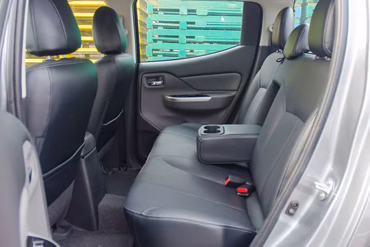 Mitsubishi Triton 2018 phiên bản 4x4 AT MIVEC cũng được trang bị các hệ thống an toàn cao cấp nhất như; hệ thống chống bó cứng phanh ABS, hệ thống phân phối lực phanh điện tử EBD, hệ thống cân bằng điện tử ESP, hệ thống kiểm soát lực kéo, hỗ trợ khởi hành ngang dốc…