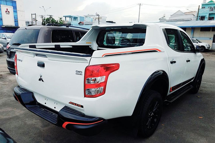 Khả năng vận hành của Mitsubishi Triton mới cũng được đánh giá cao nhờ vào động cơ Diesel MIVEC mới, mạnh mẽ hơn nhưng tiết kiệm nhiên liệu hơn nhờ sử dụng công nghệ van biến thiên điện tử và vật liệu nhôm, giúp động cơ nhẹ hơn đến 30kg. Ngoài ra, với hệ thống truyền động Super Select-II, chuyển cầu bằng điện và khóa vi sai trung tâm, Mitsubishi Triton có khả năng vượt địa hình cực kỳ mạnh mẽ.