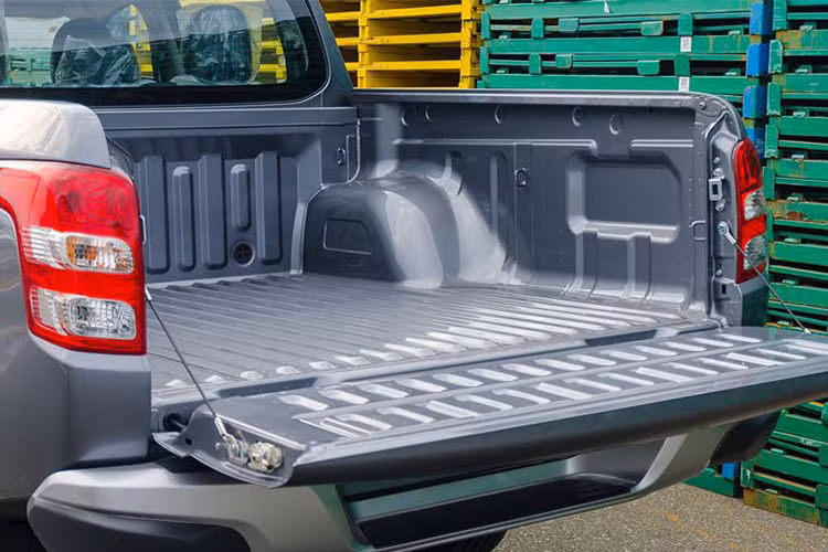 Phần thùng của mẫu Triton 2018 có kích thước khá rộng rãi với thông số dài x rộng x cao đạt 1.520 x 1.470 x 475 (mm), với những con số này Triton nhỉnh hơn 70mm chiều dài và 25mm chiều cao so với Ranger hay 45mm chiều dài so với Navara, giúp xe có thể tải lên đến 1.000kg. 