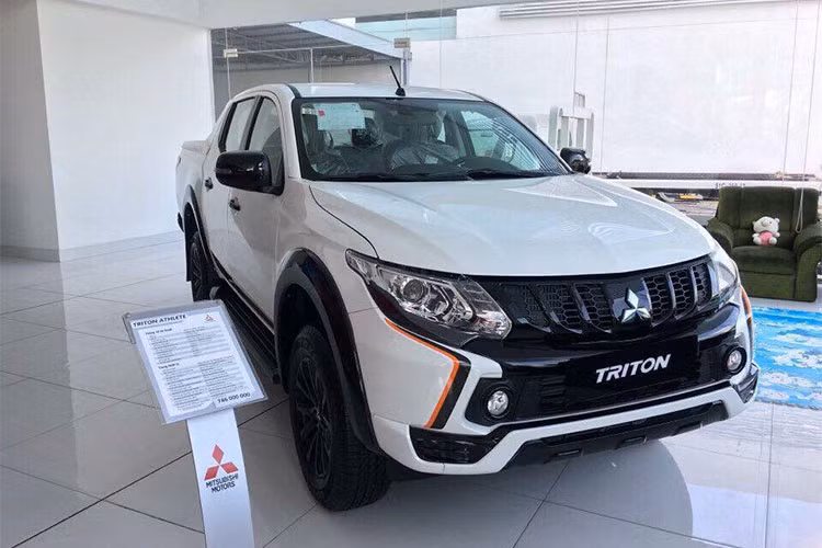 Trong bảng giá mới nhất được Mitsubishi Việt Nam công bố, Triton 2018 sẽ được bổ sung thêm phiên bản ATHLETE nâng tổng số phiên bản lên con số 6. Mức giá bán lẻ đề xuất lần lượt: Triton 4x2 MT : 555 triệu, 4x2 AT : 586 triệu, 4x4 MT : 646 triệu, 4x2 AT MIVEC : 685 triệu, 4x2 AT ATHLETE : 725 triệu và 4x4 AT MIVEC : 770 triệu đồng.