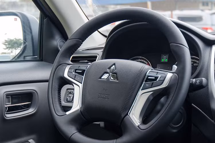 Toàn bộ 2 hàng ghế của xe đều được bọc da. Hàng ghế trước có ghế lái chỉnh điện đến 8 hướng, ghế phụ bên cạnh chỉnh tay 4 hướng. Trang bị giải trí của xe với màn hình cảm ứng 7 inch IPS có độ hiển thị sắc nét tích hợp đầu CD, lỗ cắm AUX, USB được phát ra qua 6 loa. Các tiện ích khác như nút bấm khởi động đi cùng chìa khóa thông minh tiện lợi, hệ thống điều khiển hành trình Cruise Control...