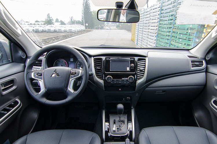 Bên trong nội thất của Triton 2018 có thiết kế triết lý J-line với mặt tablo được mở rộng sang hai bên giúp cabin xe cảm giác rộng. Vô lăng bọc da dạng 4 chấu được thiết kế theo dạng “Dynamic Shield", tích hợp nút bấm tiện lợi, đặc biệt còn tích hợp thêm lẫy chuyển số giúp có thêm cảm giác lái thể thao hơn khi chuyển chế độ lái.