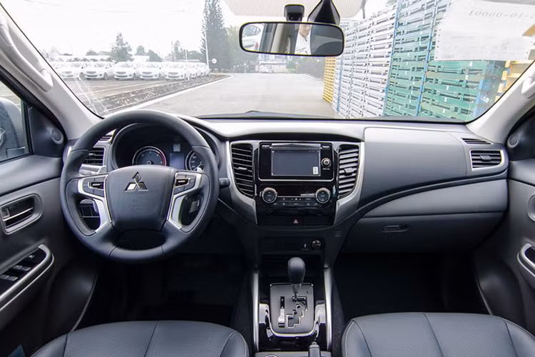 Bên trong nội thất của Triton 2018 có thiết kế triết lý J-line với mặt tablo được mở rộng sang hai bên giúp cabin xe cảm giác rộng. Vô lăng bọc da dạng 4 chấu được thiết kế theo dạng “Dynamic Shield", tích hợp nút bấm tiện lợi, đặc biệt còn tích hợp thêm lẫy chuyển số giúp có thêm cảm giác lái thể thao hơn khi chuyển chế độ lái.