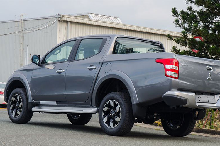 Ở phiên bản 2018, bán tải Mitsubishi Triton sở hữu kích thước tổng thể ở các chiều Dài x Rộng x Cao là: 5.280 x 1.815 x 1.780 (mm), với kích thước này Triton tỏ ra kém cạnh về độ “to con” khi đứng cạnh các đối thủ như Ranger hay Colorado. Khác biệt đôi chút giữa các phiên bản một cầu và hai cầu nằm ở khoảng sáng gầm có thông số lần lượt ở hai bản 4x2 là 200 (mm) và hai bản 4x4 là 205 (mm).