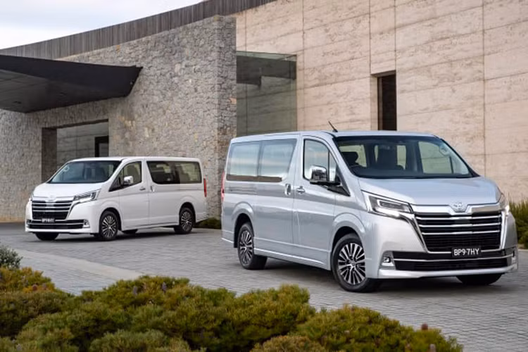 Cụ thể, mẫu xe Toyota Granvia 2020 sẽ được hãng ôtô Nhật Bản phát triển dựa trên nền tảng của dòng xe Hiace nổi tiếng, nhưng nó mang thiết kế sang trọng và thanh lịch hơn so với Hiace và được định vị thấp hơn người anh em Alphard trong dải sản phẩm MPV của hãng Toyota.