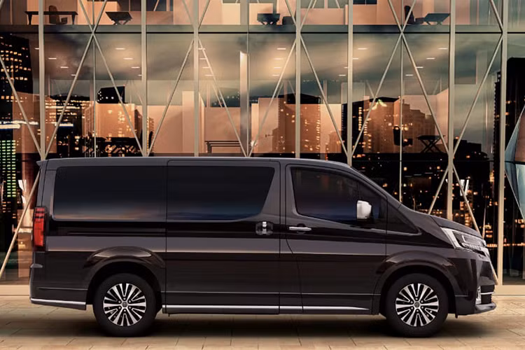 Về thiết kế, Granvia 2019 không sở hữu diện mạo cầu kỳ như Alphard, nó mang hiết kế đơn giản hơn , phần đầu xe nổi bật với cụm lưới tản nhiệt cỡ lớn nối liền cụm đèn pha bằng một thanh mạ chrome. Tương tự từ phía sau, cụm đèn hậu cũng được nối liền bằng một thanh nẹp chrome.